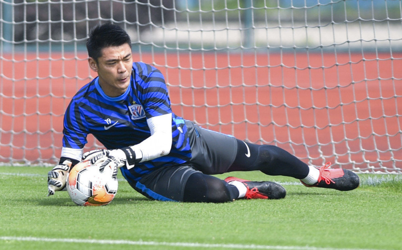 与青岛黄海队的热身赛中,下半场出战的申花门将陈钊在一次防守中与